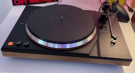 MEGJELENT A MOFI ELECTRONICS MASTERDECK LEMEZJ&Aacute;TSZ&Oacute; &Eacute;S A MASTERPHONO PHONO ELŐERŐS&Iacute;TŐ